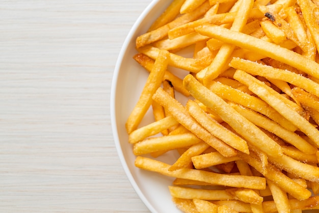 Frites ou chips de pomme de terre avec crème sure et ketchup