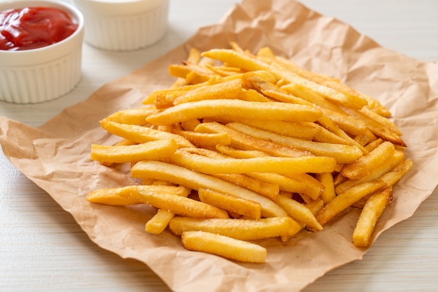 Frites ou chips de pomme de terre avec crème sure et ketchup