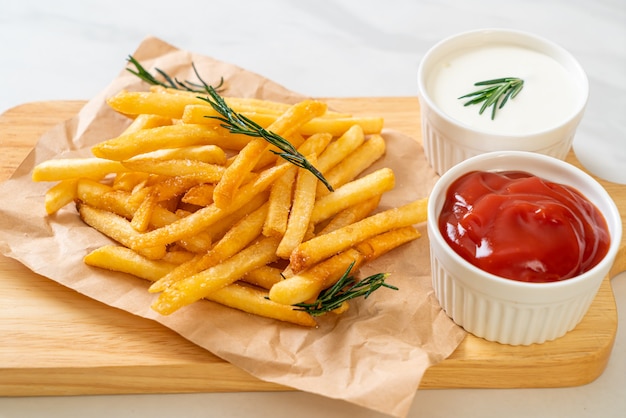 Frites ou chips de pommes de terre avec crème sure et ketchup