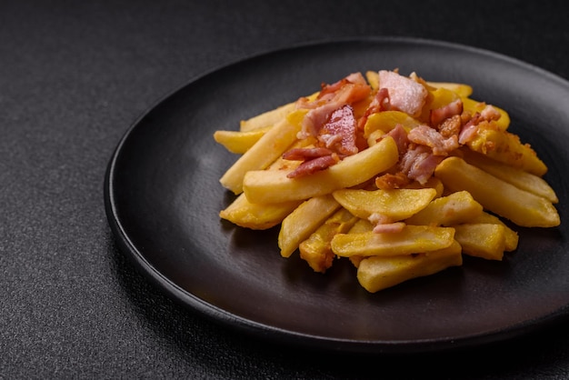 Des frites croustillantes avec des morceaux de sel de bacon et des épices