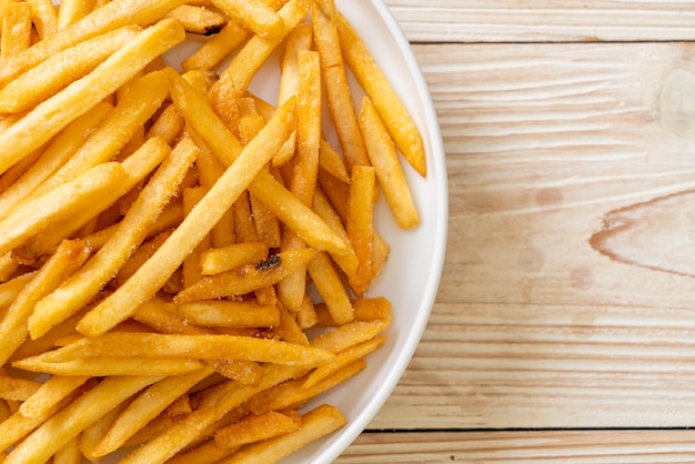 Frites ou croustilles avec crème sure et ketchup