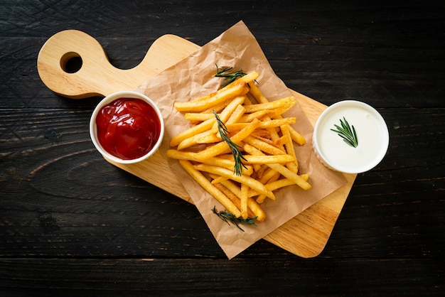 Frites ou croustilles avec crème sure et ketchup