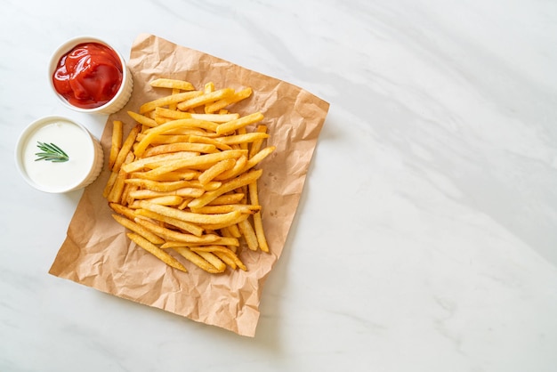 Frites ou croustilles avec crème sure et ketchup