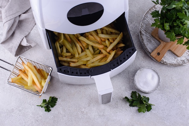 Frites cuites dans une friteuse à air