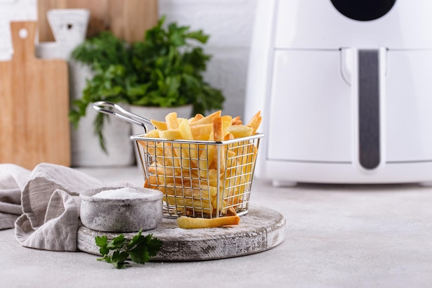 Frites cuites dans une friteuse à air