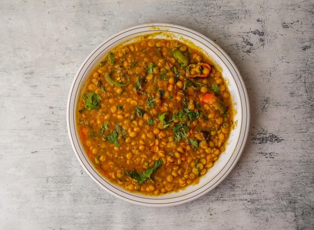 Frites de daal chana servies dans une assiette isolée sur fond vue de dessus de la nourriture desi indienne et pakistanaise