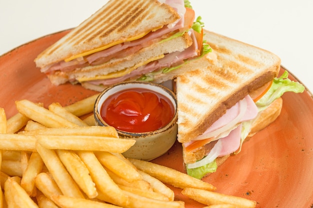 Frites Et Deux Sandwichs Au Fromage, Saucisses Et Feuilles De Laitue Dans Une Assiette Grunge, Au Milieu D'un Piano Avec Sauce Ketchup.