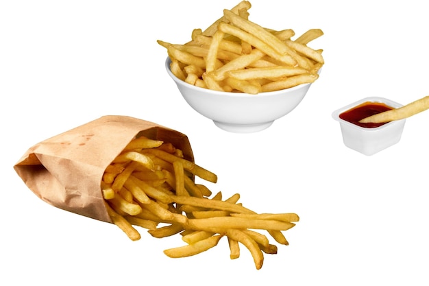 Des frites dorées avec l'emballage blanc sur fond blanc