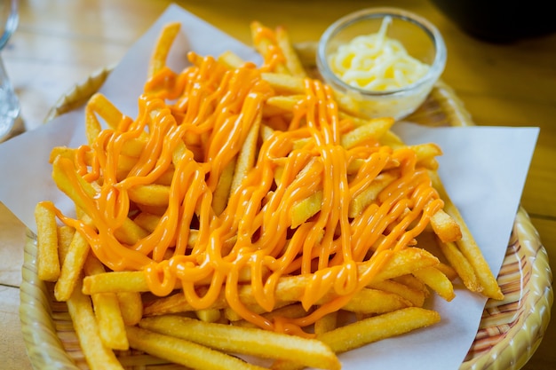 Photo frites avec du fromage sur le dessus, aliments gras