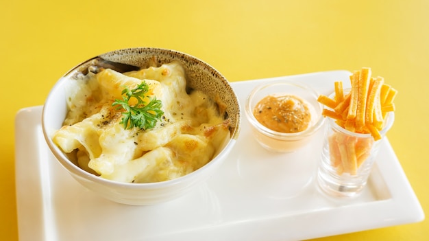 frites avec du fromage sur une table jaune