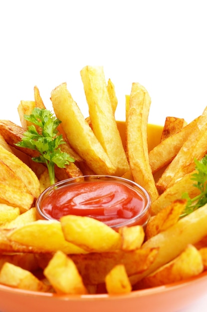 Frites avec du ketchup sur fond blanc