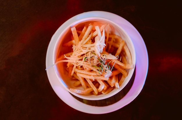 Frites avec du ketchup sur fond de bois