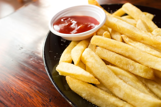 frites avec du ketchup.