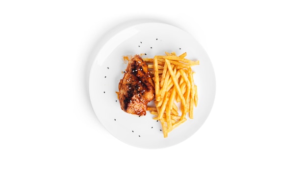 Frites avec filet de poulet grillé isolé.