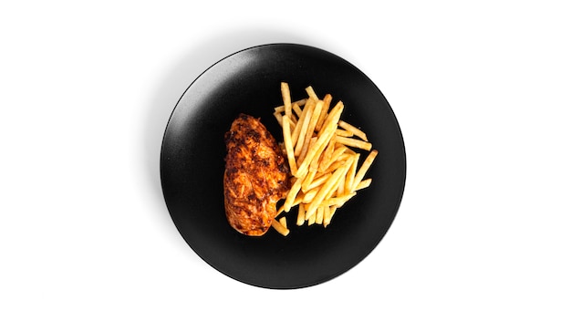 Frites avec filet de poulet grillé isolé.