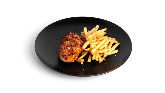 Frites avec filet de poulet grillé isolé.