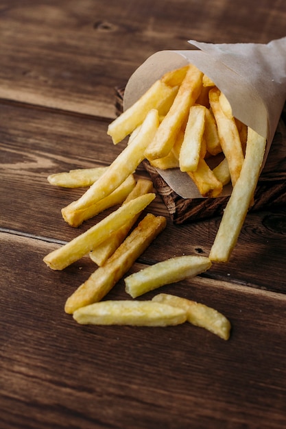 frites sur un fond en bois