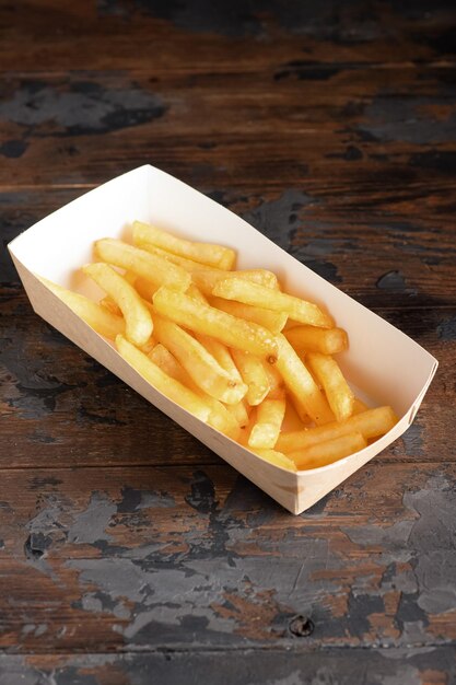 Frites sur un fond en bois