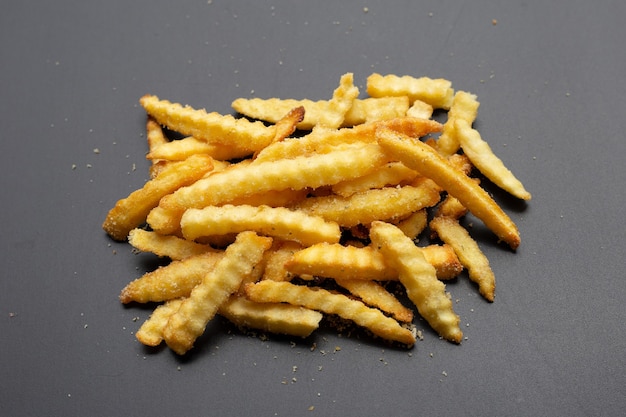 Frites sur fond sombre.