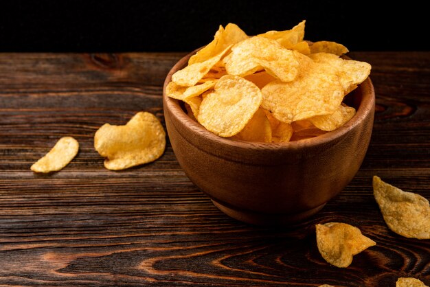 Frites fraîches et délicieuses sur une table en bois