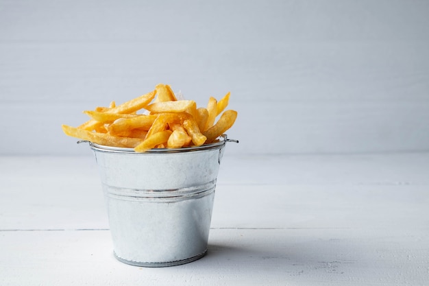 Frites fraîches frites sur table en bois blanc