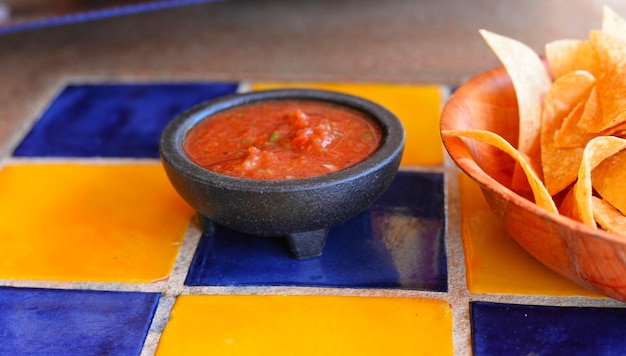 Photo des frites fraîches et de la salsa maison.