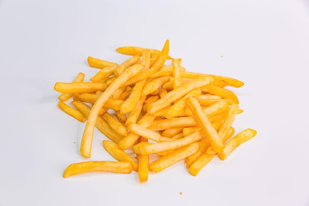 Photo frites frites croustillantes chips sur fond blanc