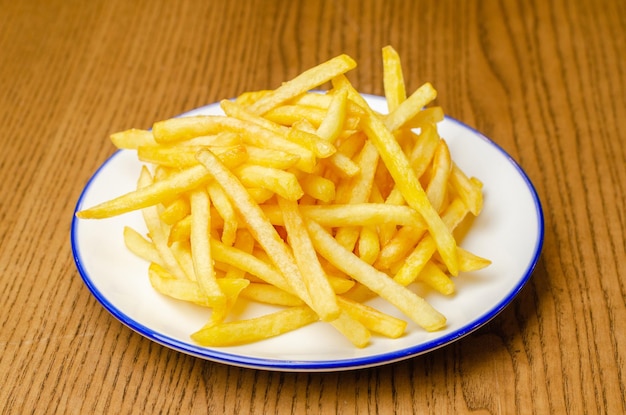 frites frites dans une assiette