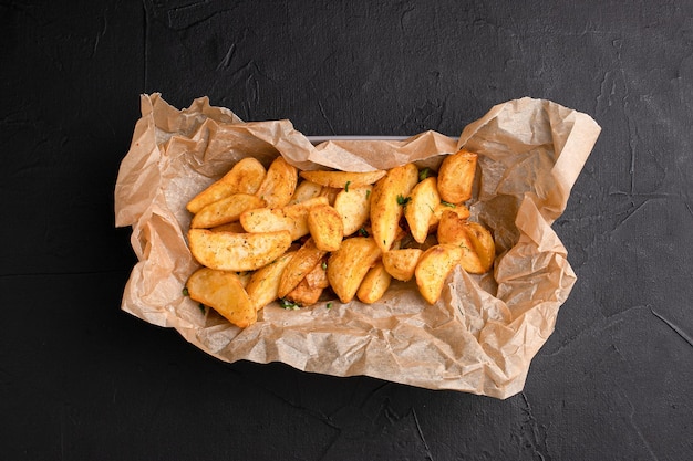 Frites frites pour la bière sur fond noir