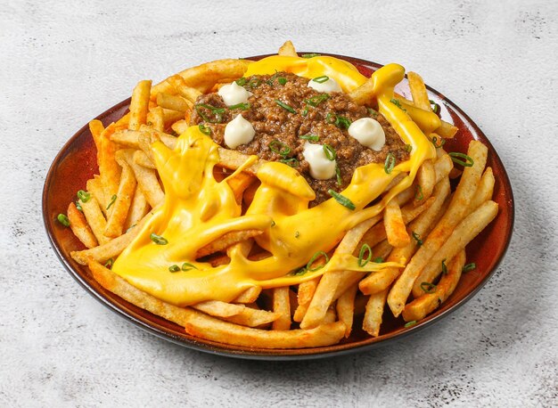 frites de fromage de betterave chili servies dans un plat isolé sur fond gris vue de dessus de la nourriture de singapour