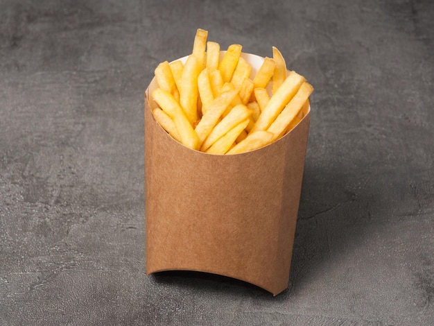 Frites en gros plan d'emballage artisanal brun