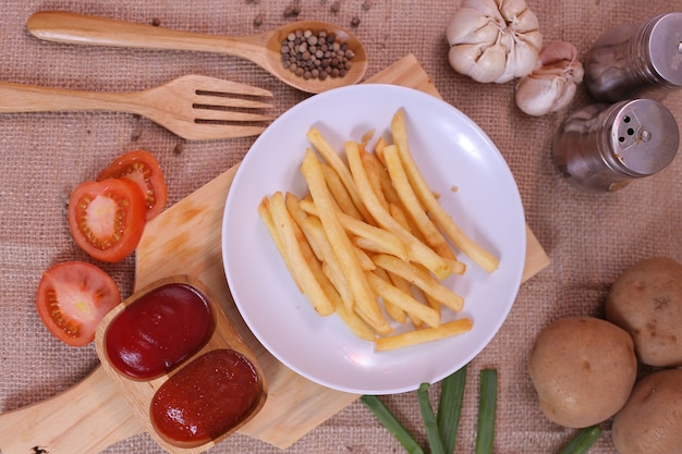 Frites et ketchup avec divers légumes