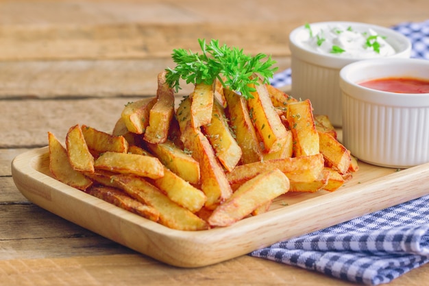 Frites maison servies avec ketchup et crème sure ou mayonnaise pour apéritif