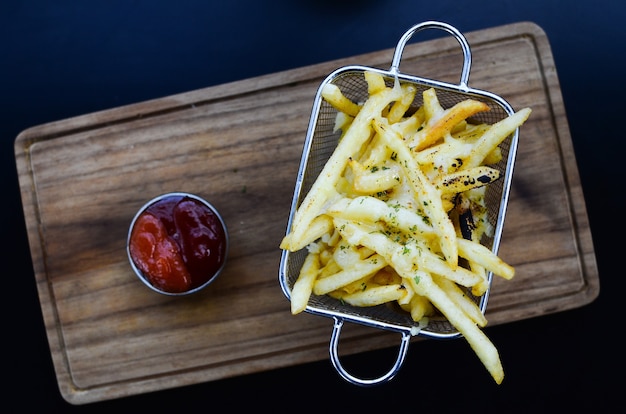 Frites en panier avec ketchup et sauce