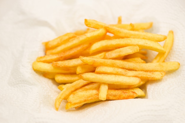 Frites sur papier blanc