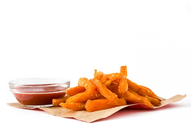 Frites de patates douces et sauce ketchup isolé sur blanc