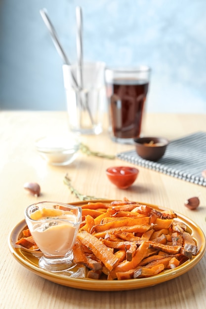 Frites de patates douces sur table