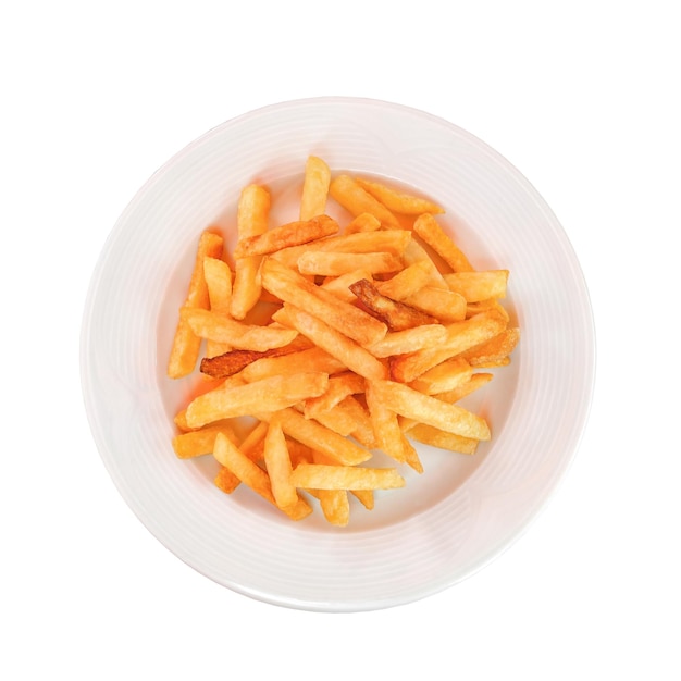 Frites sur une plaque blanche vue de dessus isolées sur fond blanc avec un tracé de détourage
