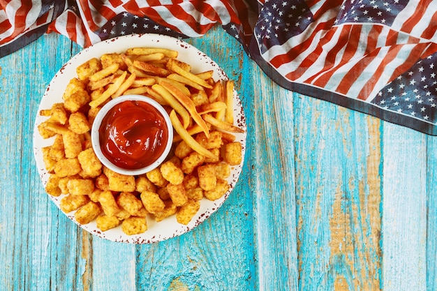 Frites et pomme de terre tater sur table en bois pour les vacances américaines.