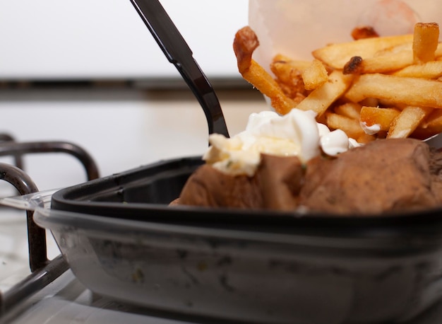 Photo des frites et des pommes de terre cuites au four chargées de beurre et de crème aigre.