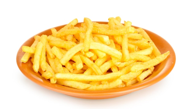 Frites de pommes de terre dans l'assiette isolées sur blanc