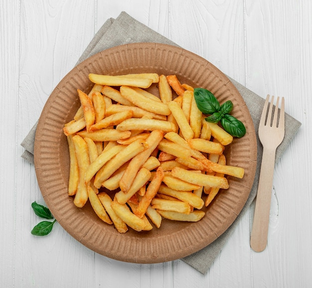 Frites Pommes de terre frites sur une assiette en carton