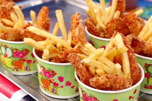 Frites et poulet frit au marché