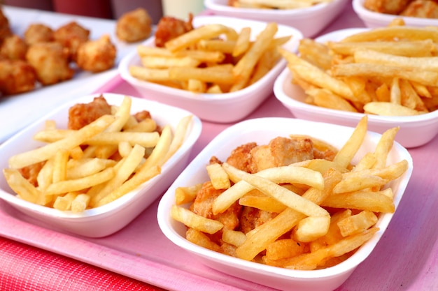 Frites et poulet frit au marché