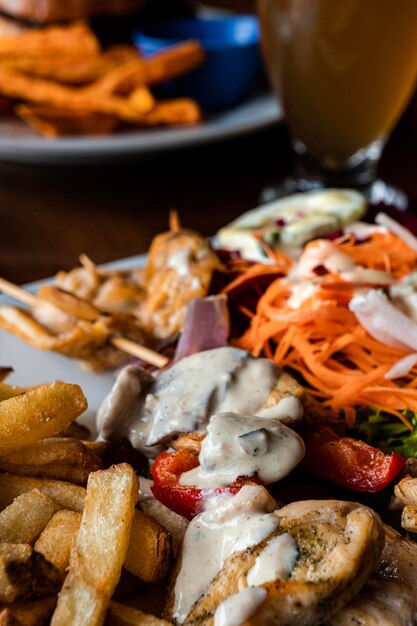 Photo frites avec salades et crèmes à la viande