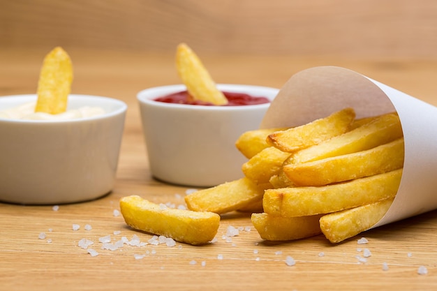 Frites salées avec sauces