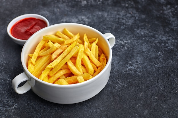 Frites avec sauce barbecue, dans un bol blanc