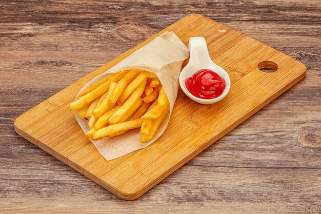 Frites à la sauce tomate