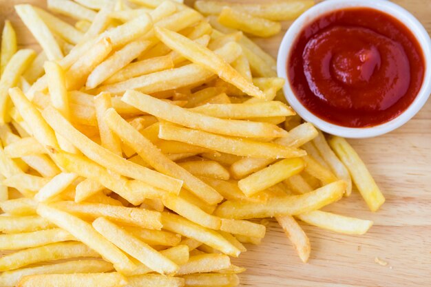 Frites à la sauce tomate.