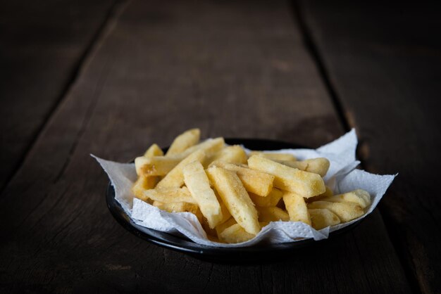 Photo des frites savoureuses sur un fond de table en bois